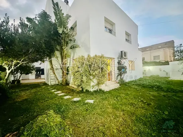 Une Villa S+5 à vendre au Bhar Lazrag