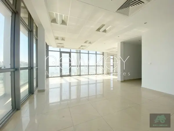 Etages de bureaux de 973m² à louer aux Berges du Lac 1