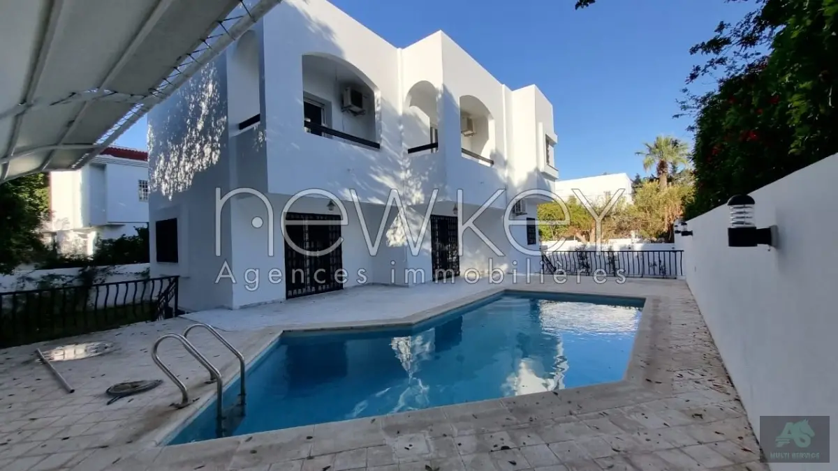 villa s+4 avec piscine à La Marsa