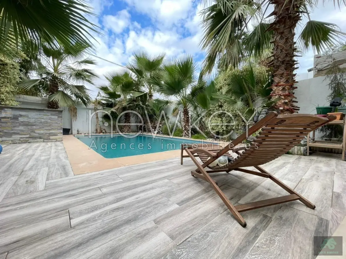 Une Coquette villa avec piscine à louer à La Soukra