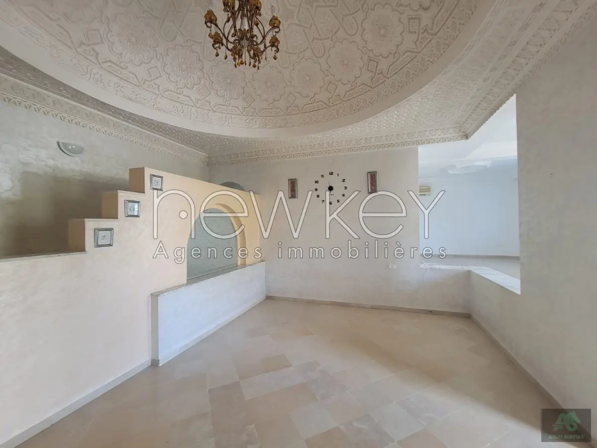 Un Etage de villa S+3 à louer à Ain Zaghouan Nord