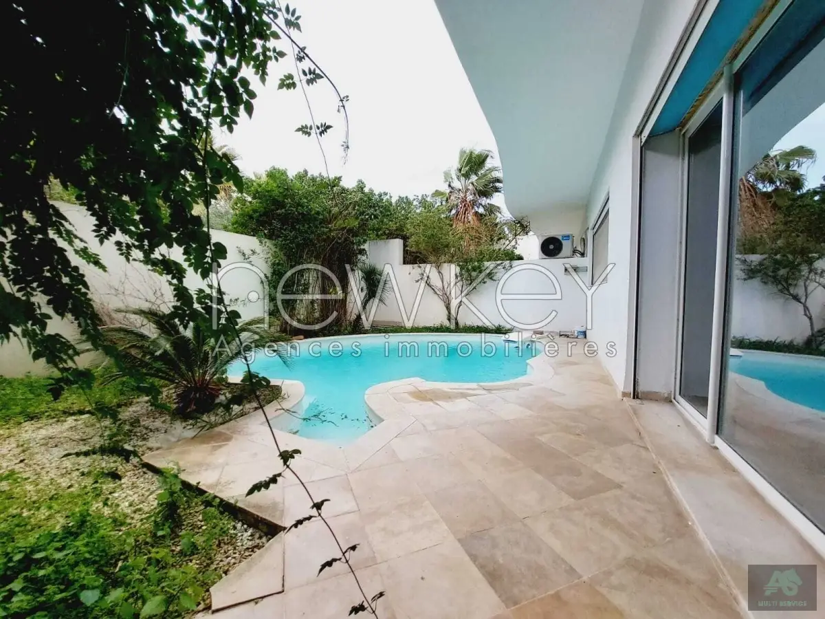 Un joli triplex S+5 à louer à Gammarth