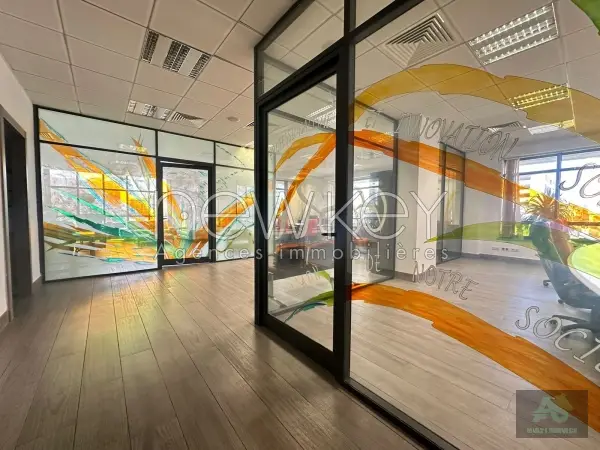Bureau de 215 m² à louer au Lac 2