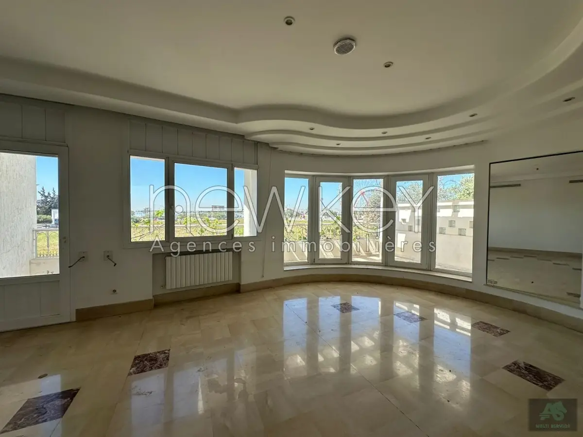 Villa avec jardin à louer au Lac 1