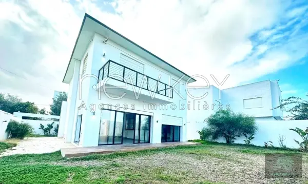 Une Villa indépendante S+4 à vendre à La Soukra