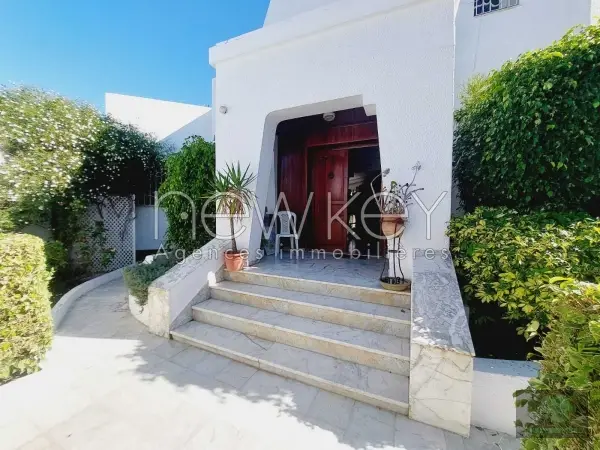 villa s+4 avec piscine à la Marsa