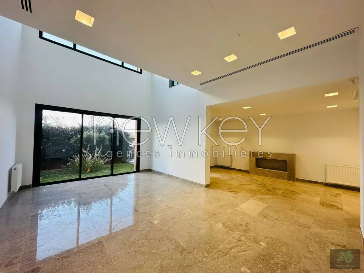 Un Luxueux Triplex S+3 Neuf avec piscine à La Soukra