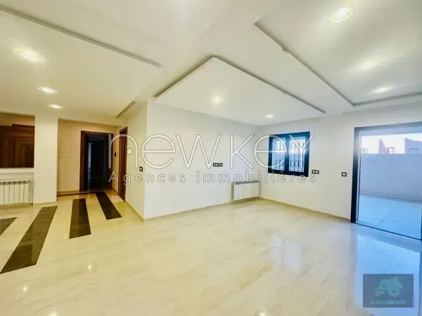 Un Appartement S+3 avec terrasse à La Soukra