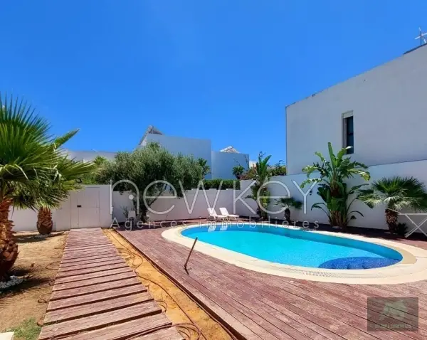 A vendre une villa s+5 avec piscine à Gammarth
