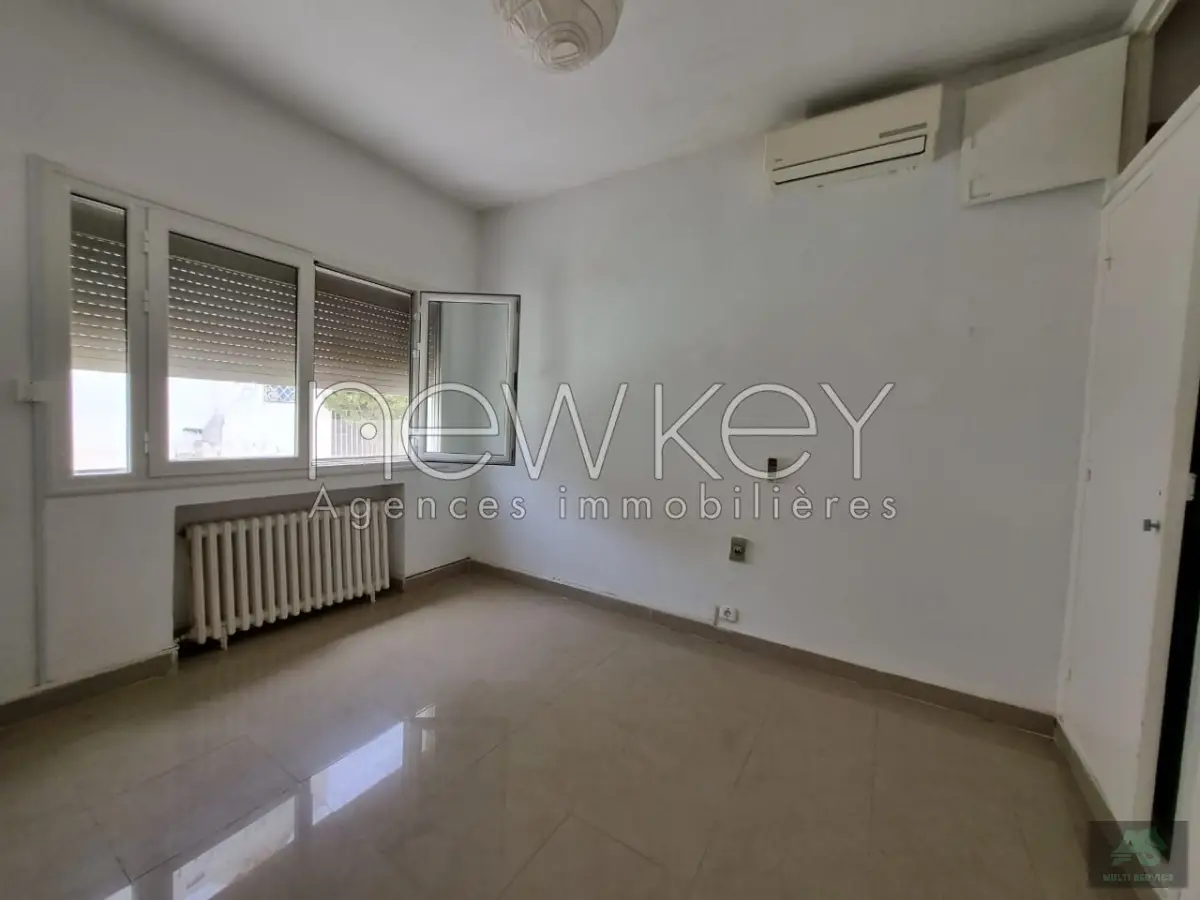 Villa vue mer s+6 à La Marsa