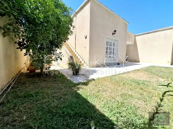 Une Villa S+4 avec jardin à louer à La Soukra