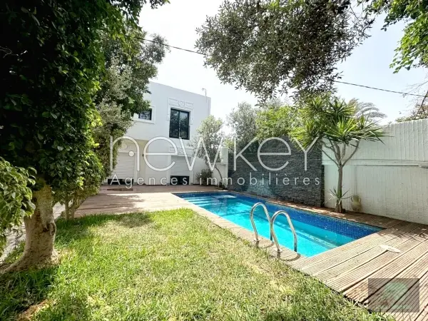 Une Belle Villa avec piscine à vendre à La Soukra