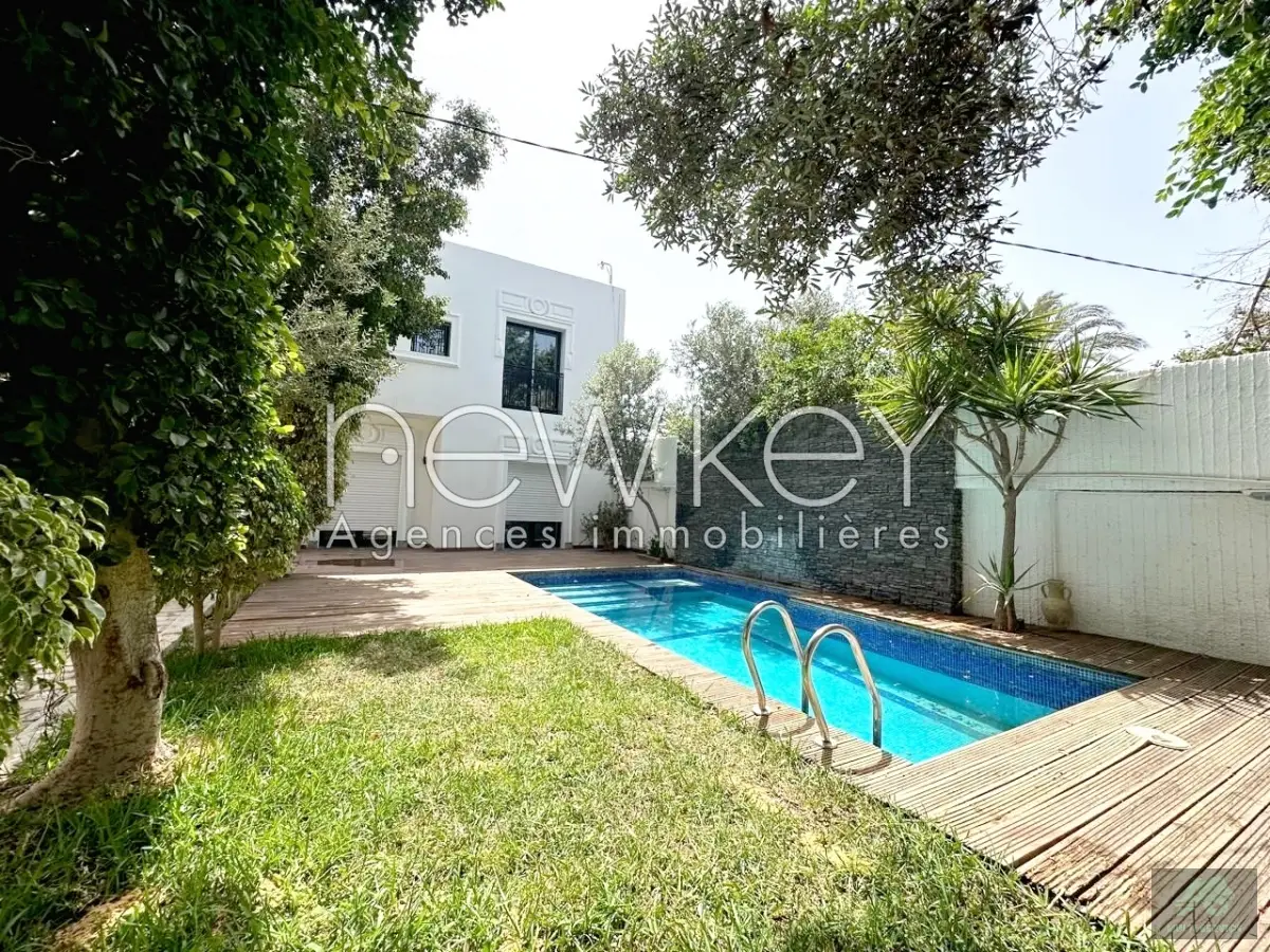 Une Belle Villa avec piscine à vendre à La Soukra