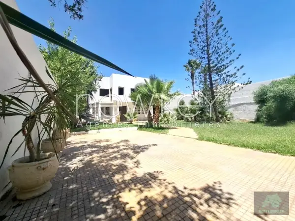 Une Villa indépendante avec jardin à vendre à La Soukra