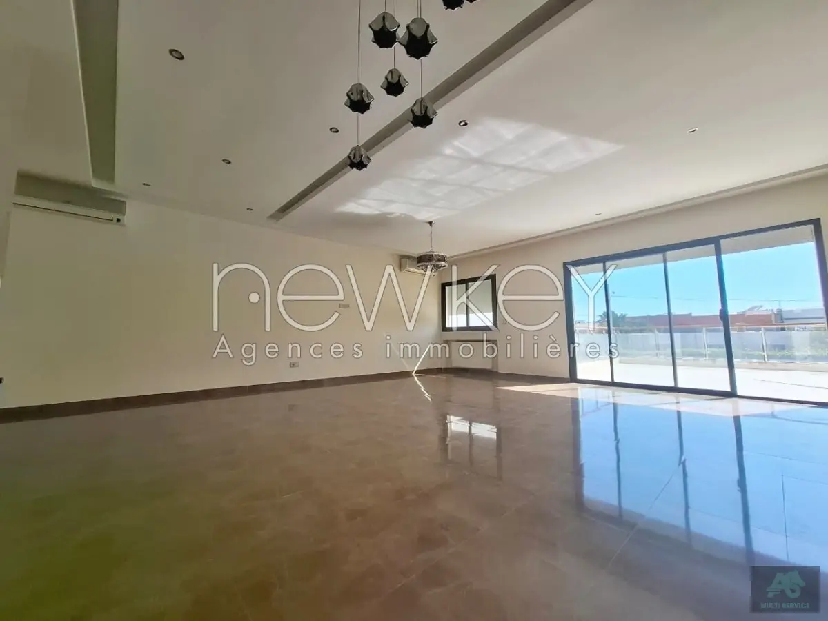 Un Etage de Villa S+3 à louer à La Soukra