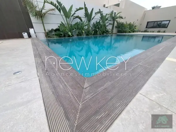 Une Splendide Villa S+6 avec piscine à La Soukra