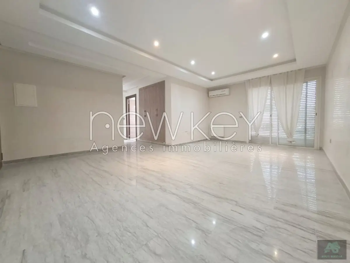 Un Appartement S+3 à vendre à La Soukra