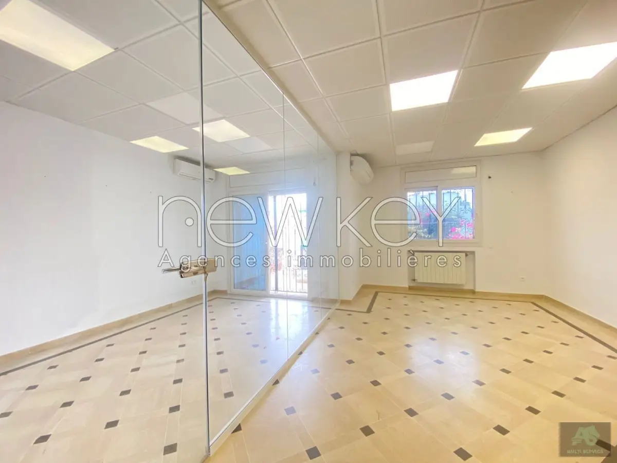 Un Triplex usage bureautique avec jardin à louer au Lac 1