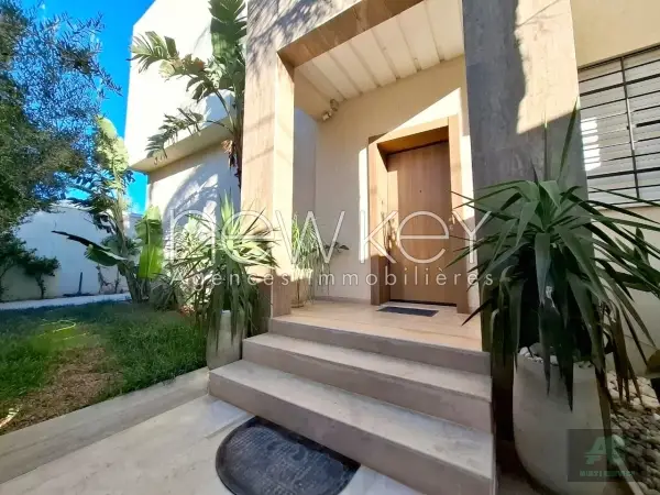 Une Coquette Villa S+4 avec piscine à vendre à La Soukra