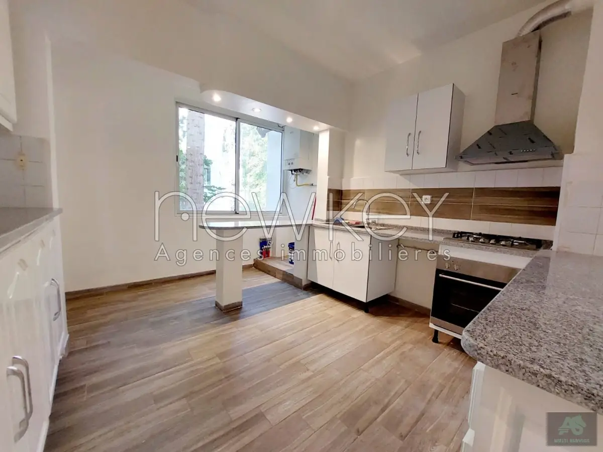 Appartement Spacieux S+2 à Cité les pins