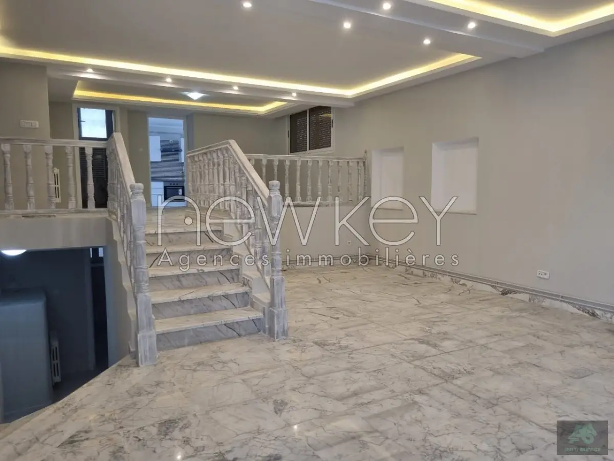 Rez de chaussée de villa s+4 au cœur de la Marsa