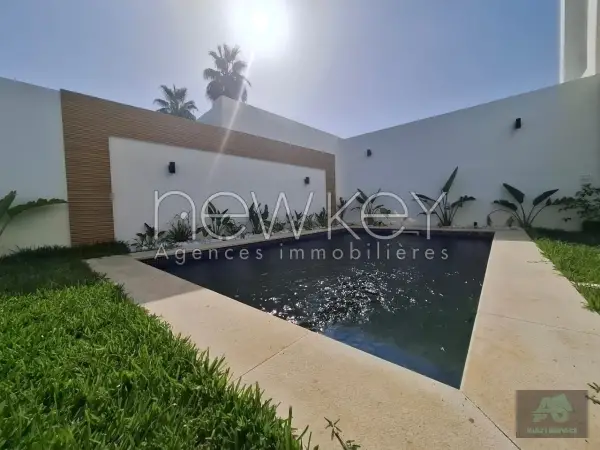 Une Villa S+5 avec piscine à vendre à La Soukra