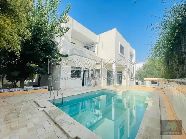 Villa avec piscine et jardin à louer au Berge du Lac 2