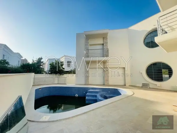 Villa avec piscine et jardin à louer aux Berges du Lac 2