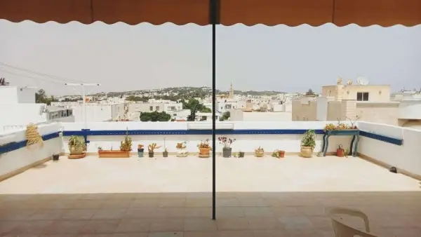 S 1 avec une grande terrasse à la Marsa