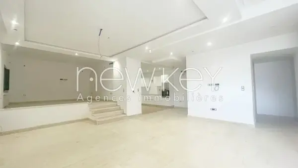 Superbe Triplex S+4 à louer à La Soukra