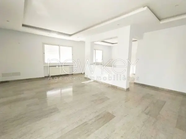 Un Étage de Villa S+3 à Louer à La Soukra