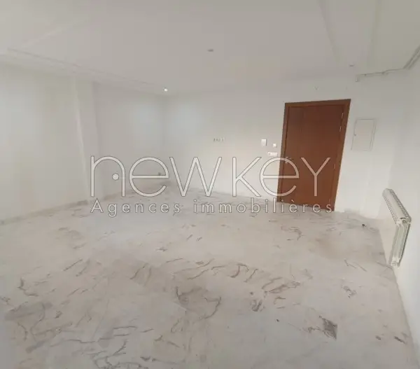 Appartement S+2 à usage d'habitation ou bureautique à vendre à La Soukra
