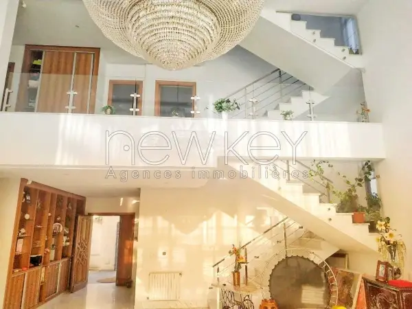 Une Belle Villa avec piscine à vendre à La Soukra - 1