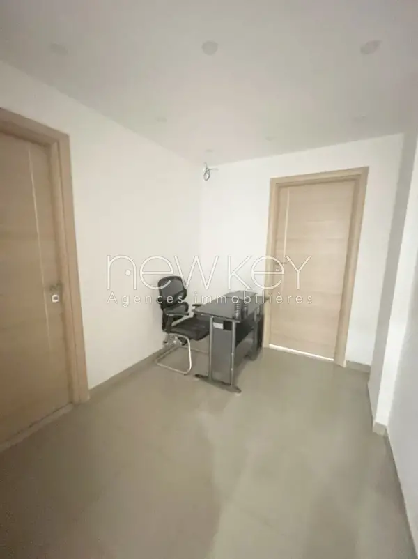 Bureau A2 à louer à La Soukra - 1