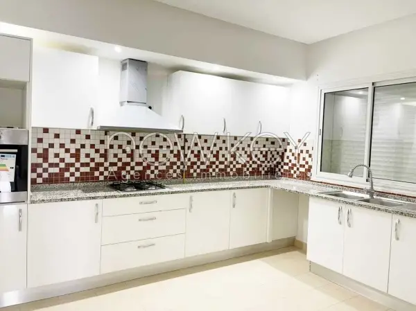 Une Superbe Villa S+4 à La Soukra - 1
