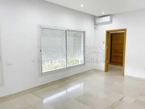 Une Superbe Villa S+4 à La Soukra - 2