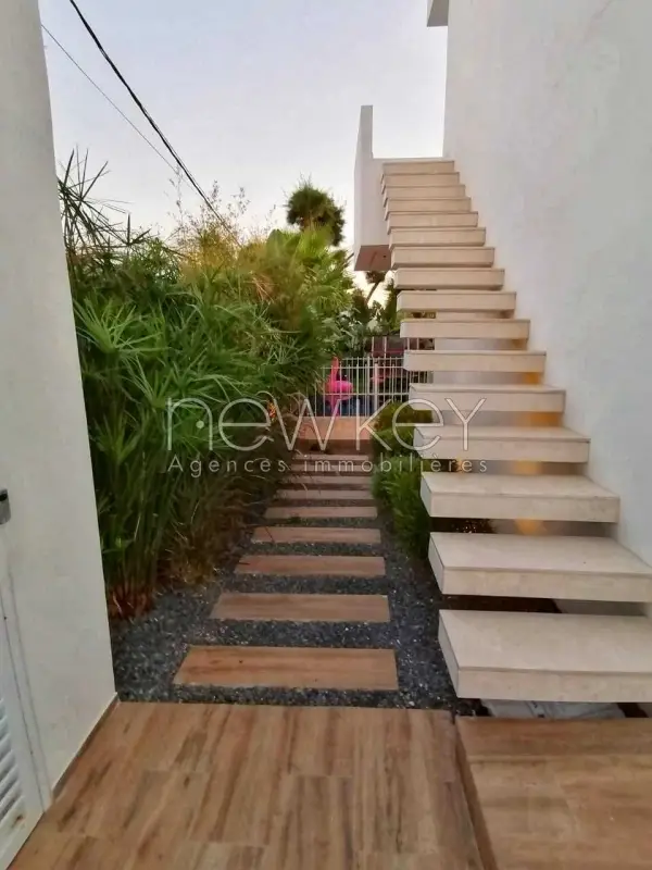Une Splendide Villa à Louer à La Soukra - 7