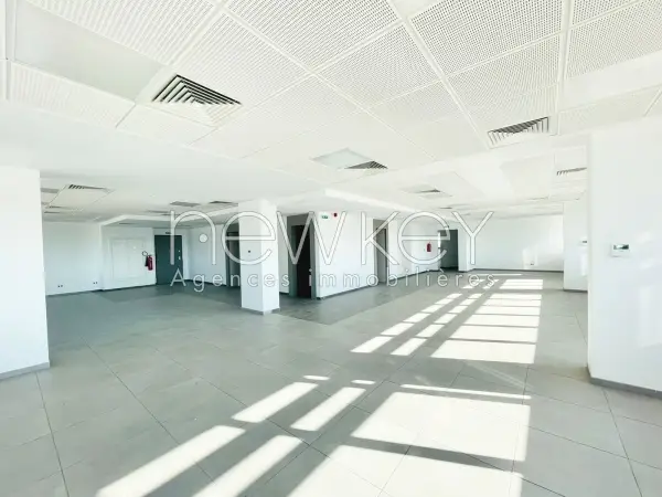 Immeuble de 3708m² à louer à la zone d'activité kheireddine - 1
