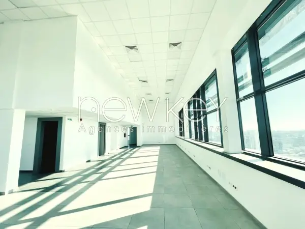 Immeuble de 3708m² à louer à la zone d'activité kheireddine - 3