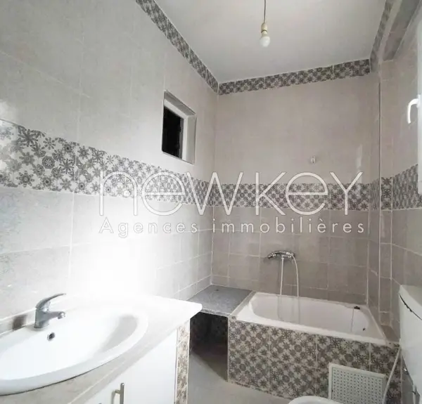 Immeuble à vendre à La Soukra - 5