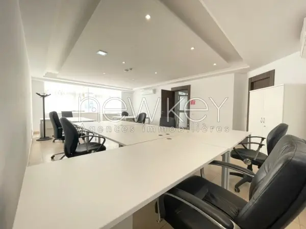 Immeuble de 2128m² à louer aux Berges du Lac 2 - 4