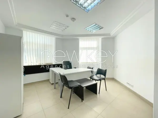Immeuble de 2128m² à louer aux Berges du Lac 2 - 8