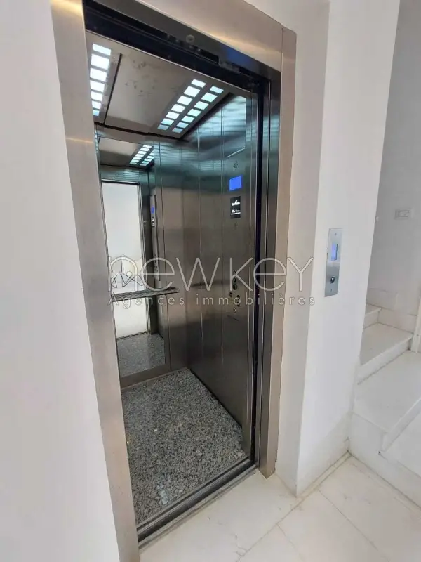 Triplex s+4 meublé avec ascenseur à Gammarth - 10