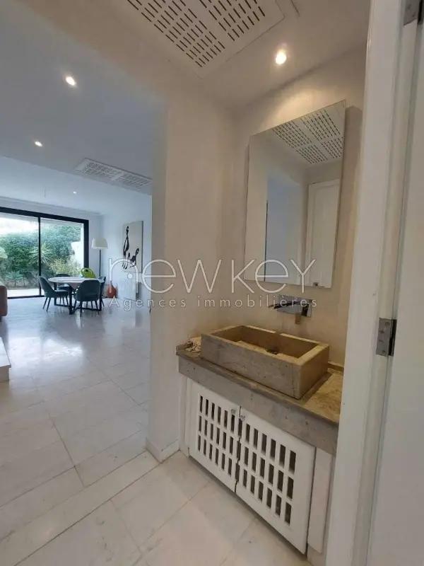 Triplex s+4 meublé avec ascenseur à Gammarth - 9