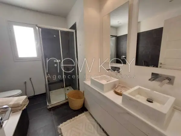 Triplex s+4 meublé avec ascenseur à Gammarth - 3