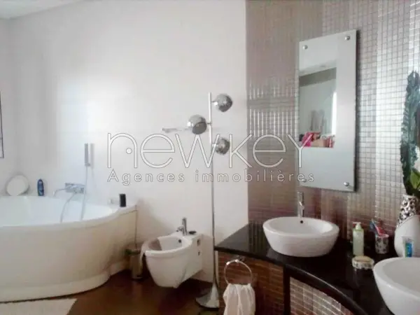 Une Villa S+5 avec piscine à vendre à Ain Zaghouan Nord - 6