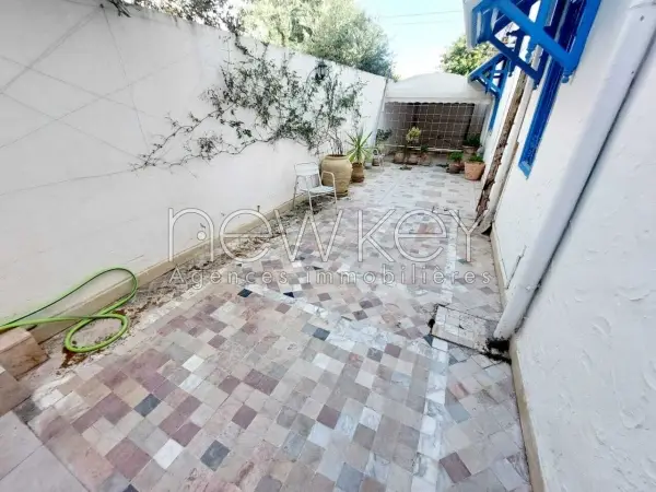 Rdc de villa S+3 semi meublé à la Marsa - 2