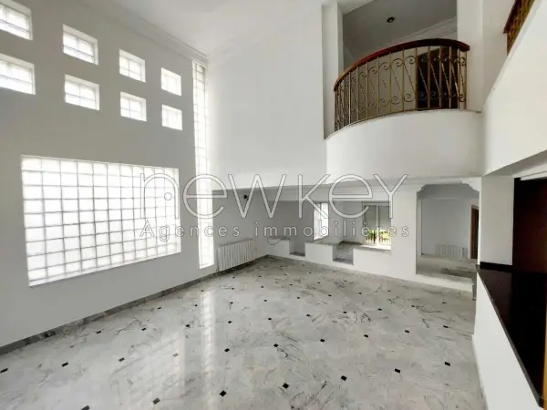 Duplex s+4 avec piscine à la Marsa - 14