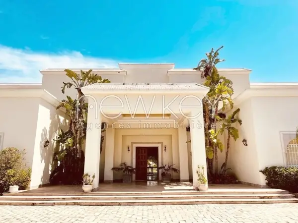 Une Somptueuse Villa de Maître à vendre à La Soukra - 1