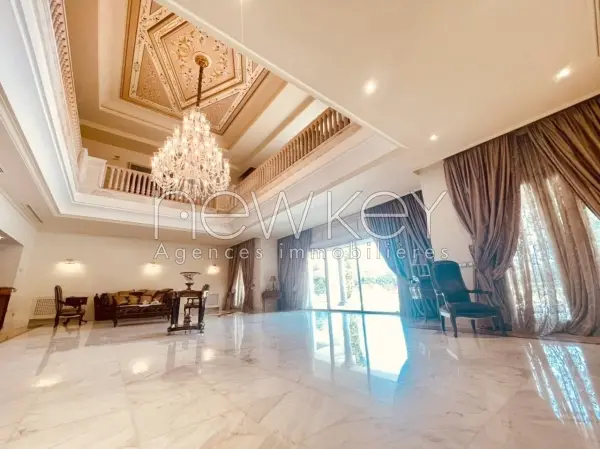 Une Somptueuse Villa de Maître à vendre à La Soukra - 2